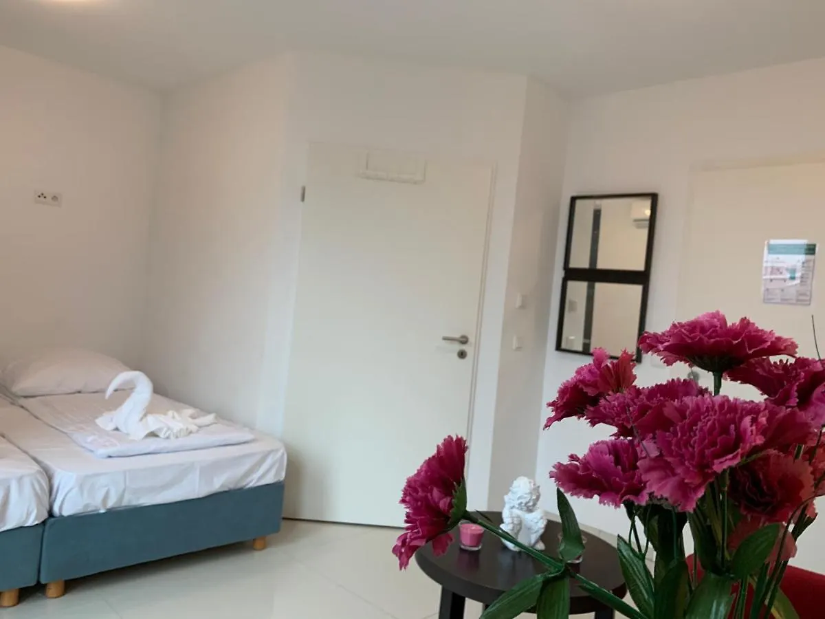 מלון Lovely Studio Cologne West 6 0*,  גרמניה